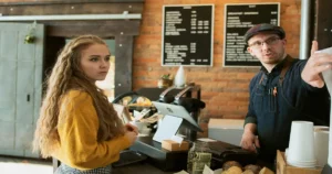 cliente retrasado pide a gerente rehacer su plato, el gerente se niega