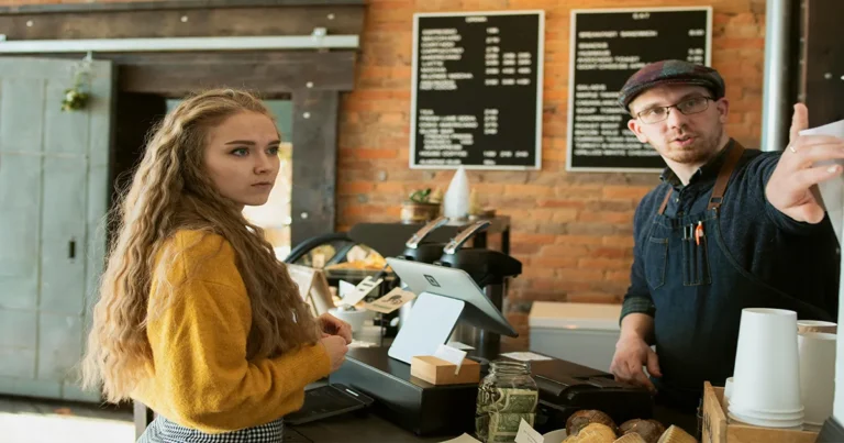 cliente retrasado pide a gerente rehacer su plato, el gerente se niega