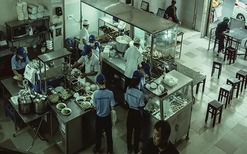Varios cocineros trabajan al ritmo de las comandas por muchos pedididos