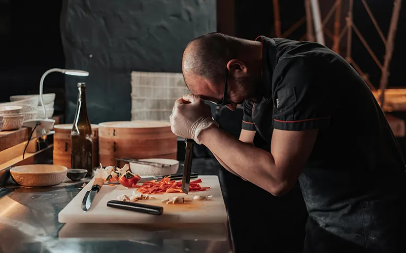 cocinero-cansado-consumo-interno Cocinero frustrado, propietario consume muchos alimentos y afecta la operación,