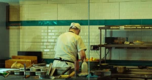 Cocinero preparando aliños para el menu espeacial del dia en restaurante