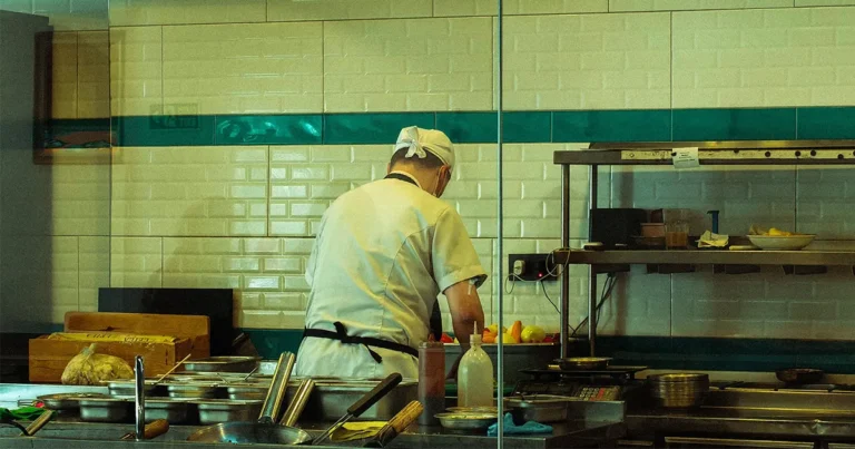 Cocinero preparando aliños para el menu espeacial del dia en restaurante
