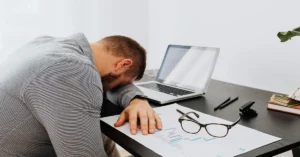 Gerente de restaurante dedicado a resolver problemas operativos constantes en lugar de enfocarse en la gestión del negocio.