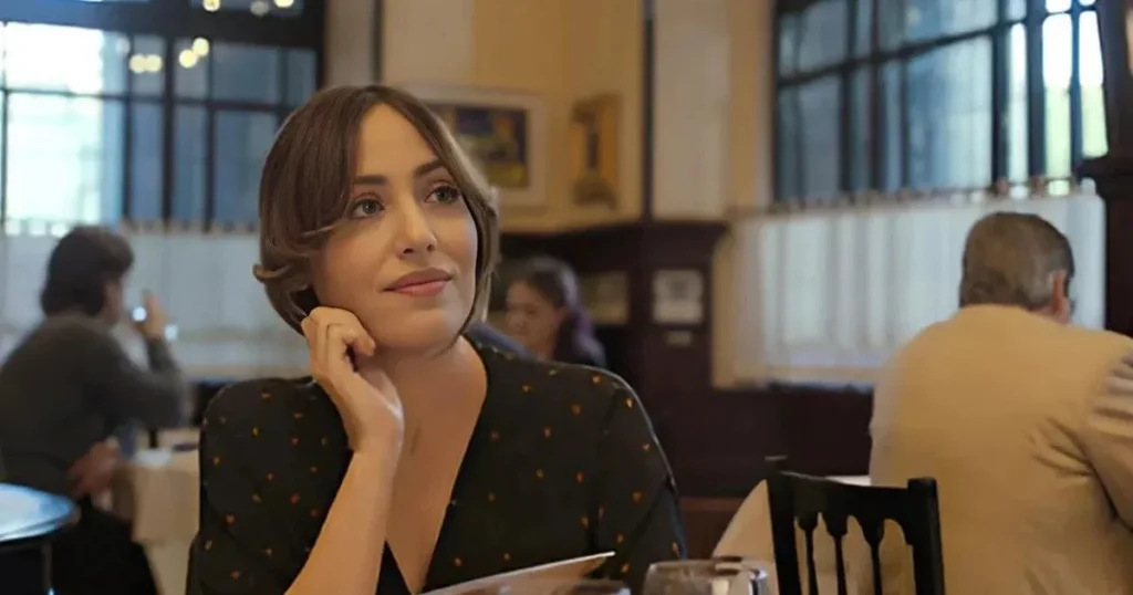 psicologia-del-cliente-en-restaurantes Cliente reflexionando sobre su experiencia y decisiones de consumo en un restaurante.