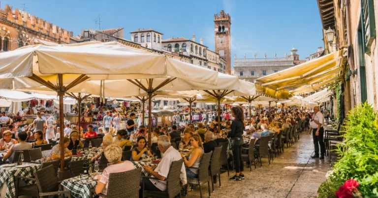 Restaurantes con alta afluencia de clientes en una zona comercial, ejemplo de un negocio gastronómico con estrategias para atraer más clientes y aumentar las ventas.